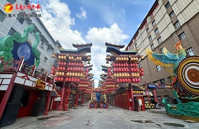 　　4月18日，在天山明月城，园区正在进行调整升级。记者石磊摄