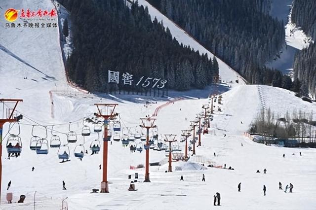 　　3月17日，在丝绸之路山地度假区滑雪场欢乐谷雪道，滑雪爱好者正在乘坐缆车前往雪道体验滑雪乐趣。资料图片
