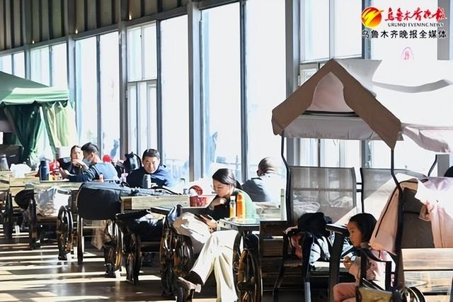 　　在白云滑雪场美食街，游客一边品尝美食，一边观赏窗外雪景享受阳光。资料图片