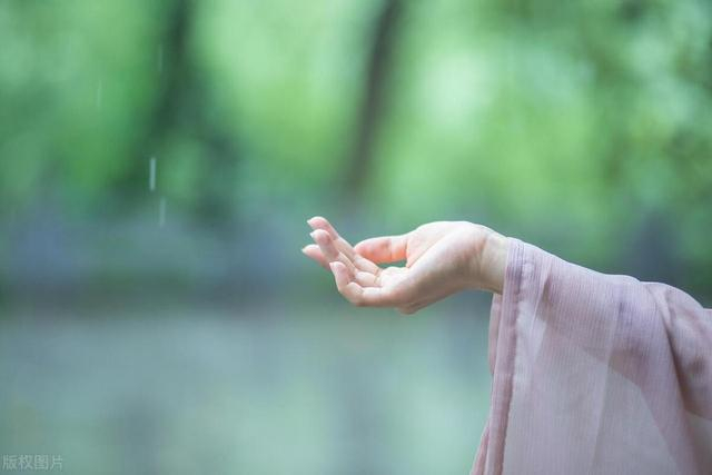 我本满身风尘,岂敢追问此情有几分醉有几分真.本是匆匆过路人