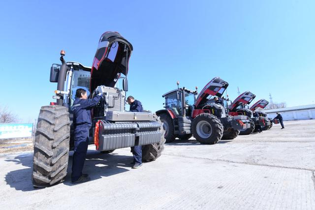 2024年3月22日,在北大荒集团建设农场有限公司,农机手对新引进的拖拉