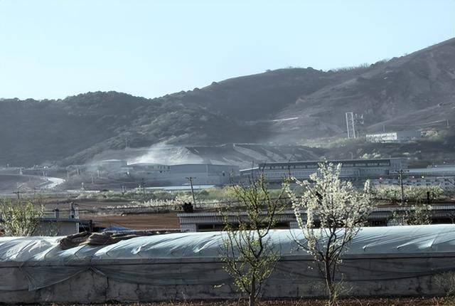 就绥中县鑫源矿业粉尘污染的情况,本网向葫芦岛市生态环保局绥中县