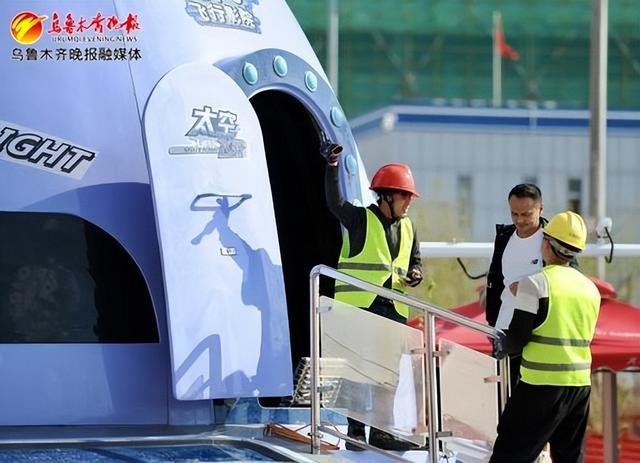 　　天山明月城升级改造现场，施工中的裸眼7D影院。记者雷婷摄