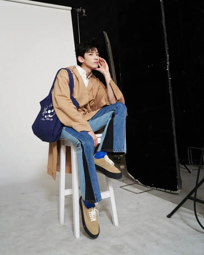 白敬亭新剧路透曝光!时尚穿搭火爆热搜:哥也教教我吧!