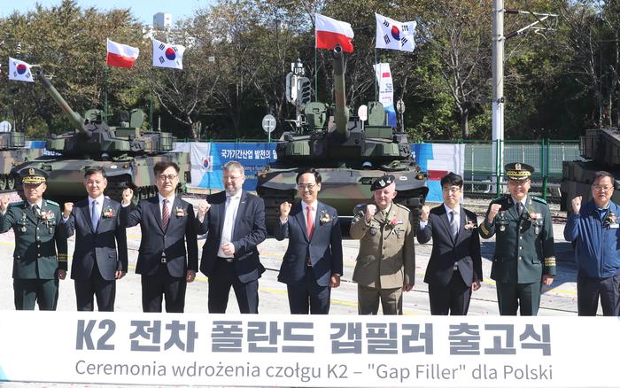 ▲资料图：韩国以及波兰官员在韩国现代罗特姆工厂举行K-2坦克出厂仪式。图/IC photo