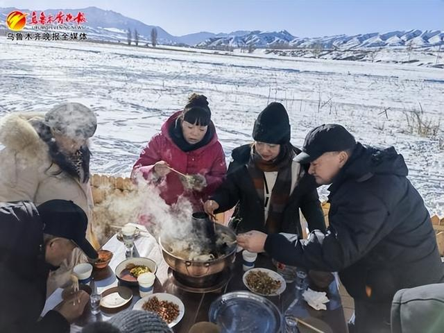 　　在乌鲁木齐县永丰镇上寺村阡陌乡宿营地，游客正在体验雪地火锅美食的乐趣。资料图片