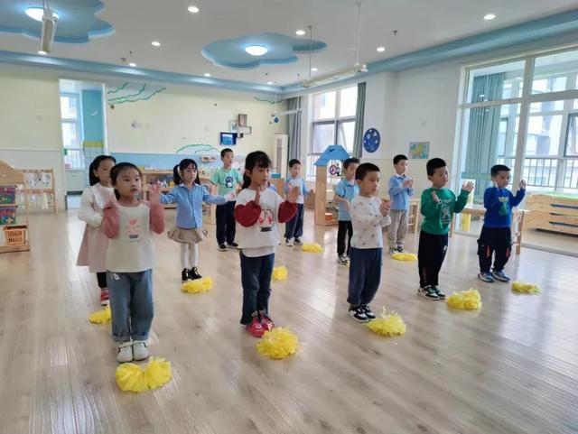今天大家继续学习最后两节动作,加强宝贝们动作的规范化练习队列队形