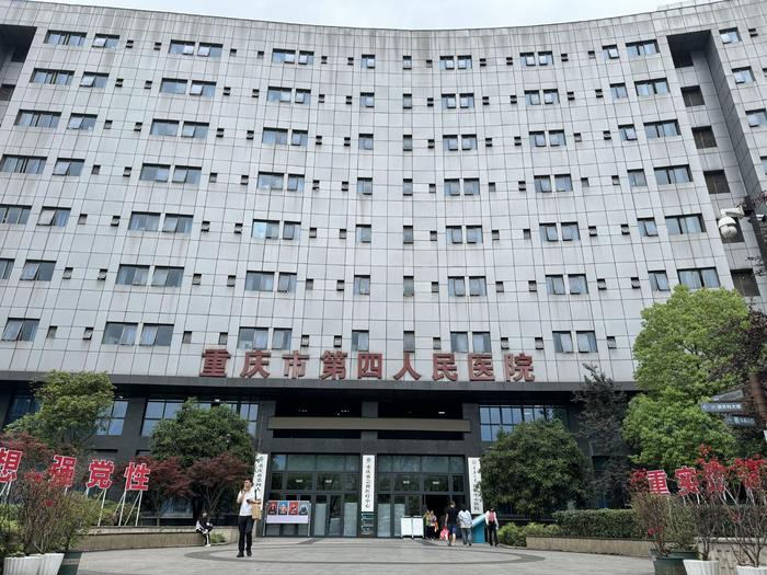 张女士目前仍在重庆市急救医疗中心救治。