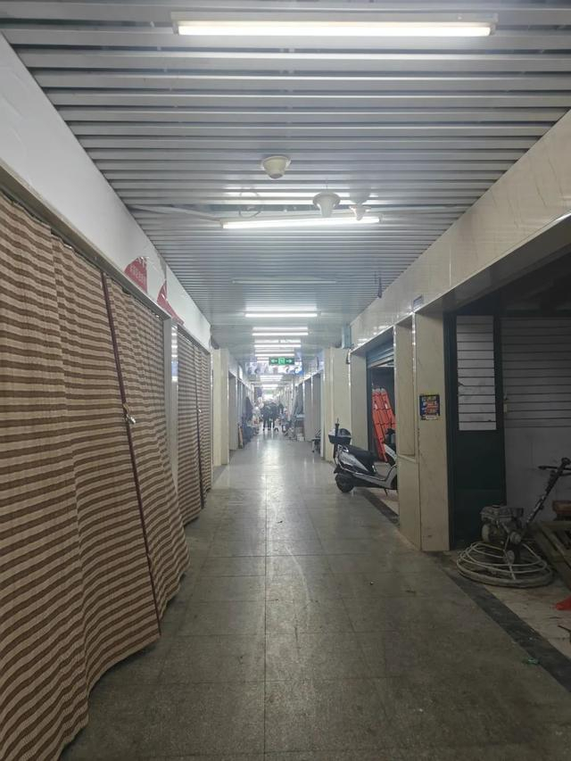 据多位经营者透露目前商贸城商户将搬去五洲国际装饰城,华东商贸城等