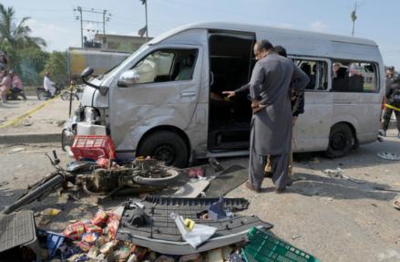 4月19日卡拉奇，调查人员正在调查遭到自杀式炸弹袭击的车辆。图自《朝日新闻》