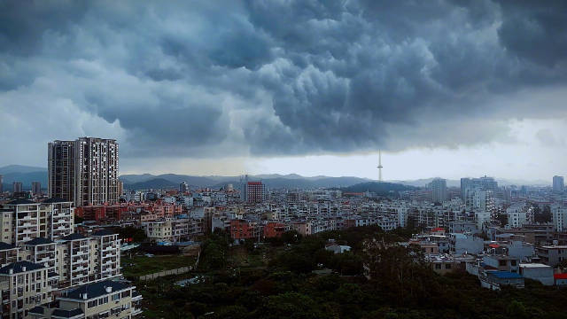 一大波狂风暴雨正在抵达福建 福建漳州瞬间天黑