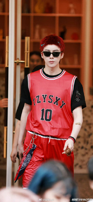 天呐!被红发寸头的@摩登兄弟刘宇宁 硬控30s