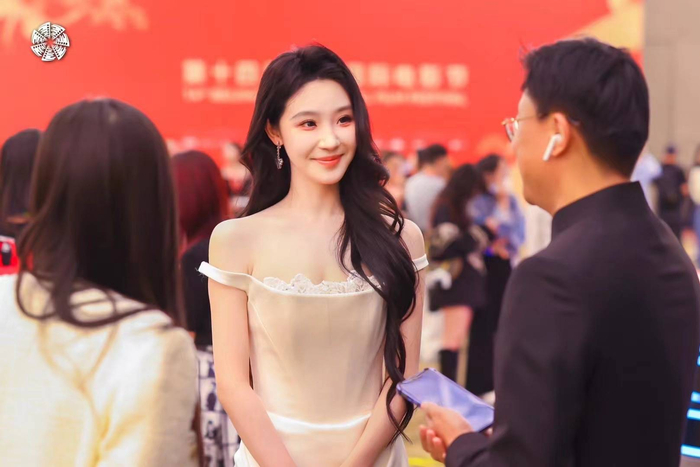 罗奕优雅亮相北影节 三部电影作品齐上阵