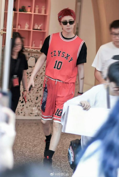 天呐!被红发寸头的@摩登兄弟刘宇宁 硬控30s