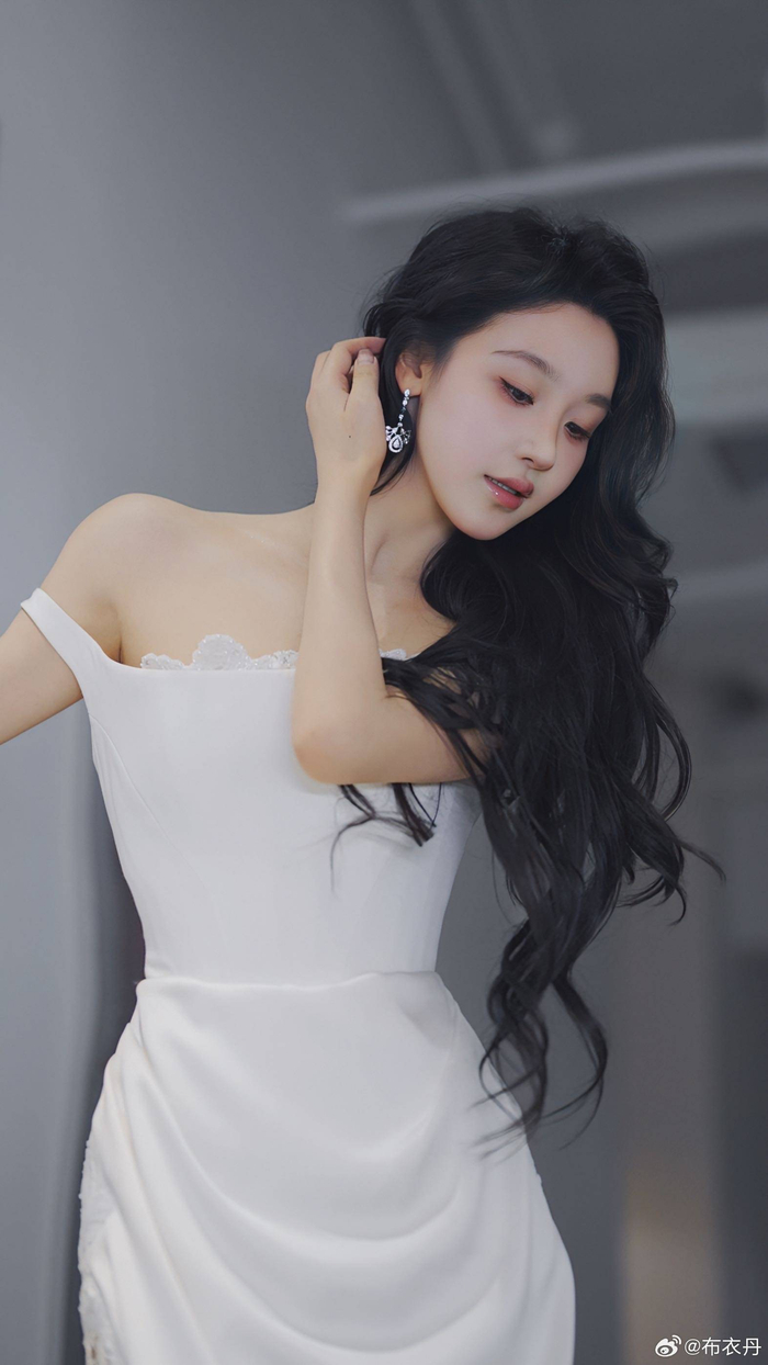 罗奕优雅亮相北影节 三部电影作品齐上阵