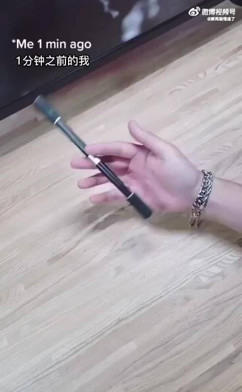 国外转笔大神转起笔来行云流水简直让人觉得赏心悦目