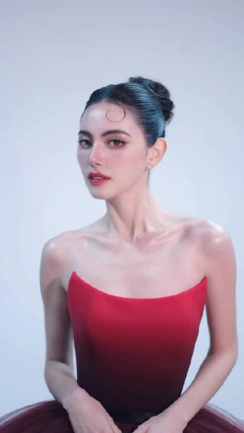泰国女星mai红裙惊艳亮相!
