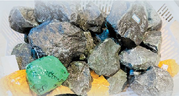             警方缴获的喷漆“原石”  警方  供图          