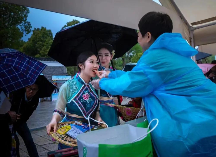 品尝美食的采茶姑娘。受访者供图