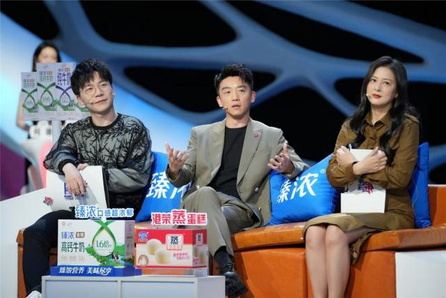 "幸福感"比婚纱照更重要从水天一色的青海湖到风情浓郁的宽窄巷,男
