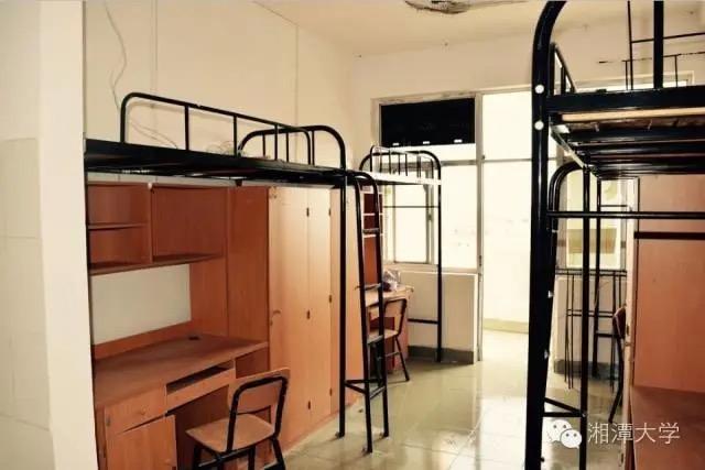 琴湖学生公寓室内上床下桌。 湘潭大学微信公众号