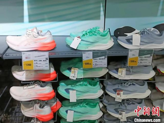 迪卡侬的部分高端产品。 左雨晴 摄