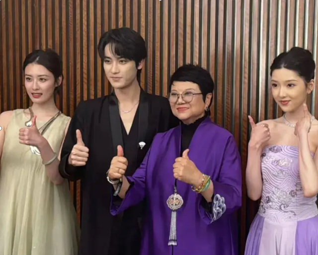 胡玫 于冬率电影《红楼梦》众主演 首次亮相 北京国际电影节 惊艳全场