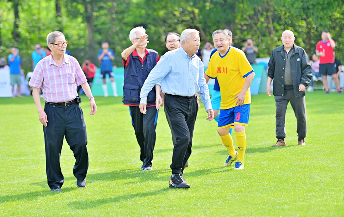 中国足球元老容志行助阵,全兴明星队登场……这场赛事在蓉揭开战幕