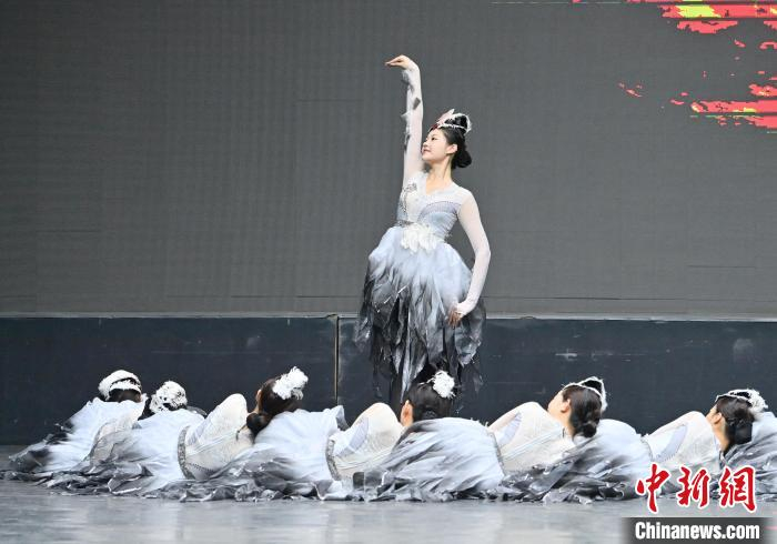 二十世纪七八十年代,安图县文化馆的金晶勋,姜德洙在民间对鹤舞进行