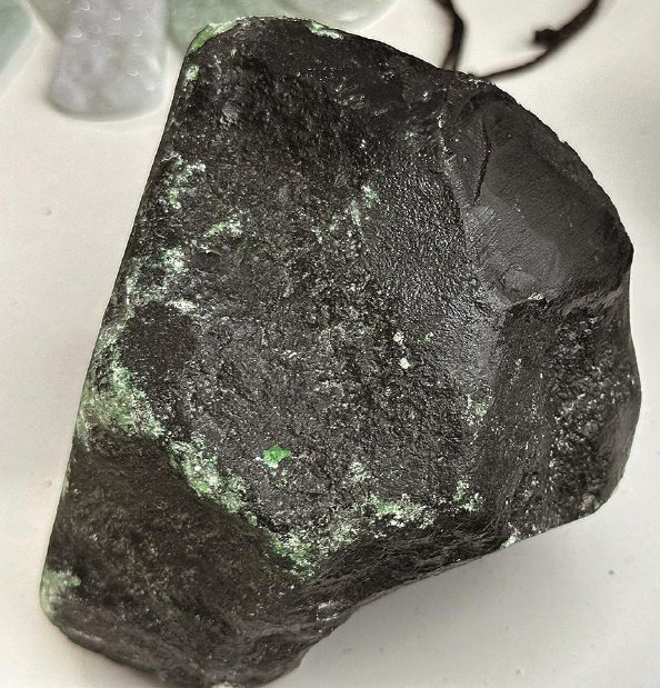             警方缴获的喷漆“原石”  警方  供图          