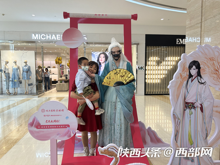 开业活动现场市民游客打卡拍照。