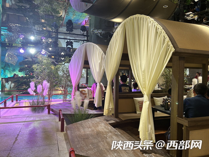 餐厅内装饰风格别致。