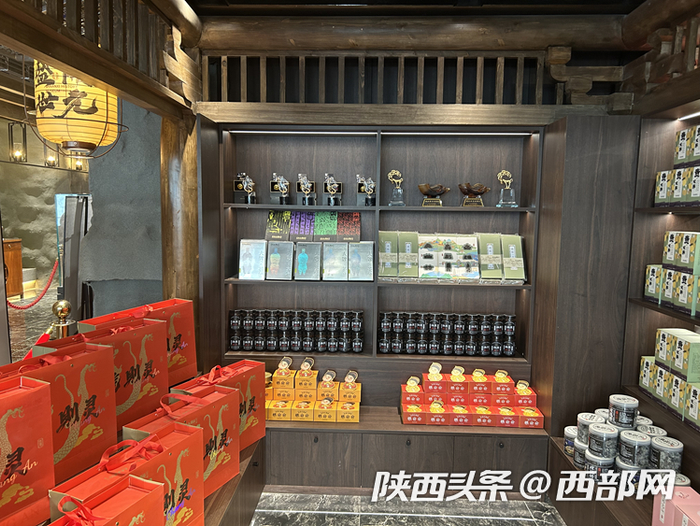 餐厅内展出的文创产品区域