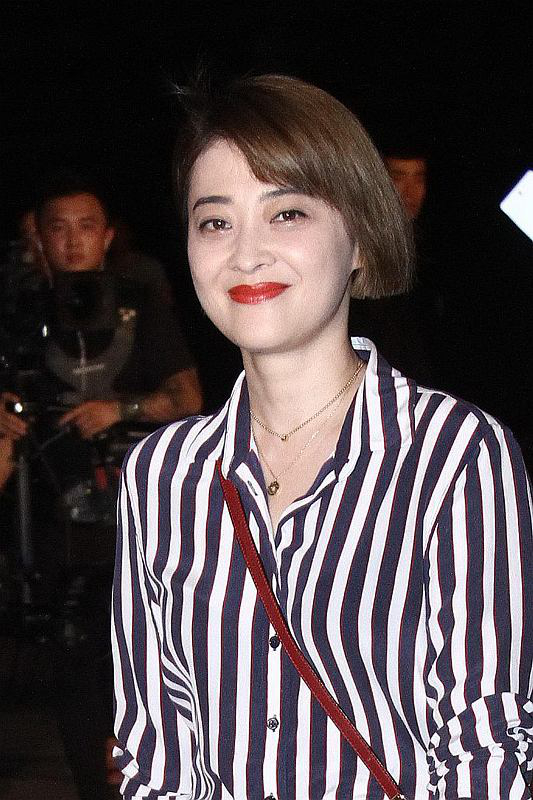 48岁梅婷无惧眼袋和皱纹,穿牛仔连体裤 扎低马尾,自然美得高级