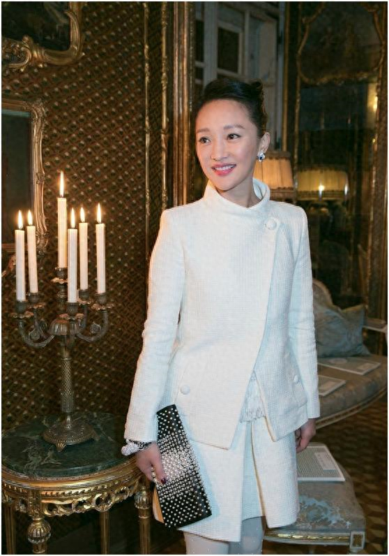 终于明白香奈儿的眼光,周迅这身搭配,连土味白丝袜都穿出国际范