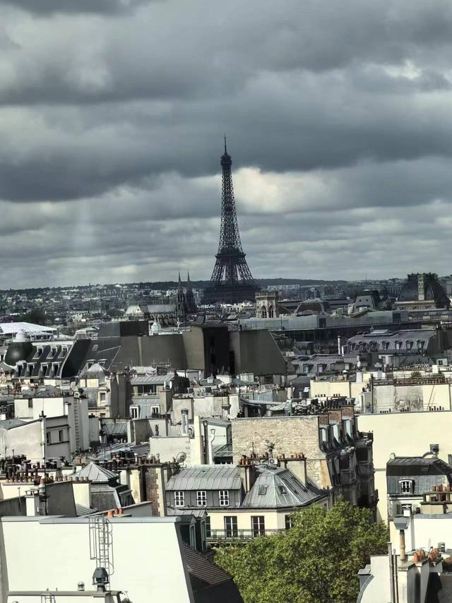 远眺埃菲尔铁塔。 桑皮 图