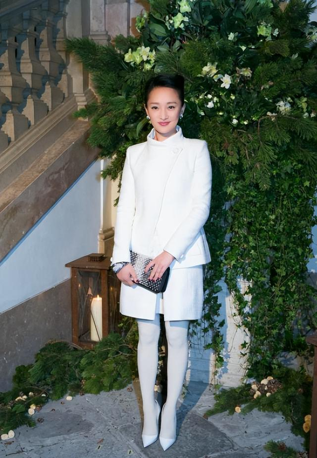终于明白香奈儿的眼光,周迅这身搭配,连土味白丝袜都穿出国际范