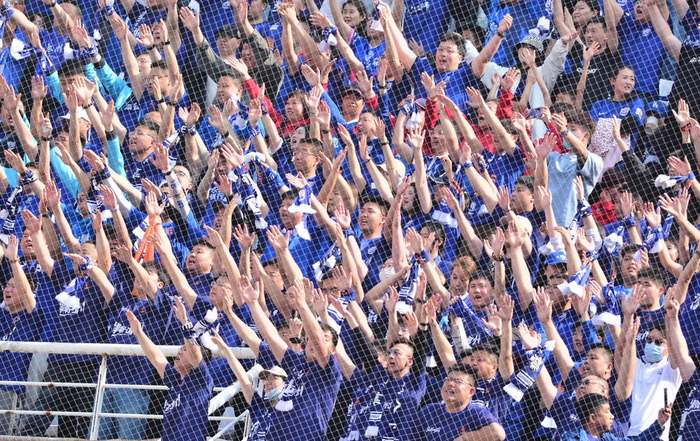 图集|泰山和沧州球迷友好互动,相互鼓励