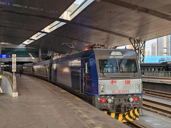 运输局,共青团东营市委,山东中铁文旅集团联合主办的"绿皮火车·慢游