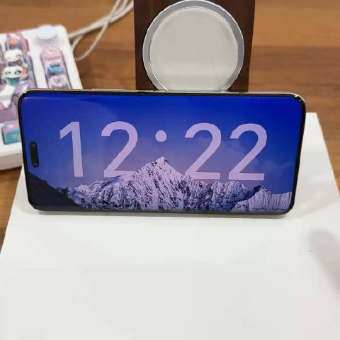 这是 iphone 上的的「待机显示」 嘛,一看就知道了!