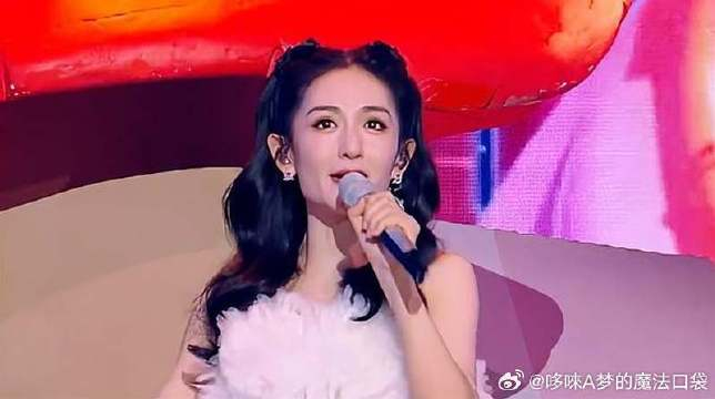 《公主吹泡泡》首唱舞台,谢娜一袭白裙,不要太可爱!