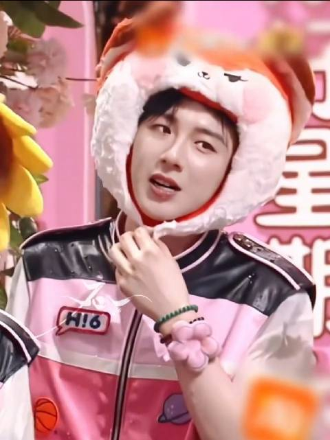 奶萌奶萌的小可爱被淋水 小表情真好看