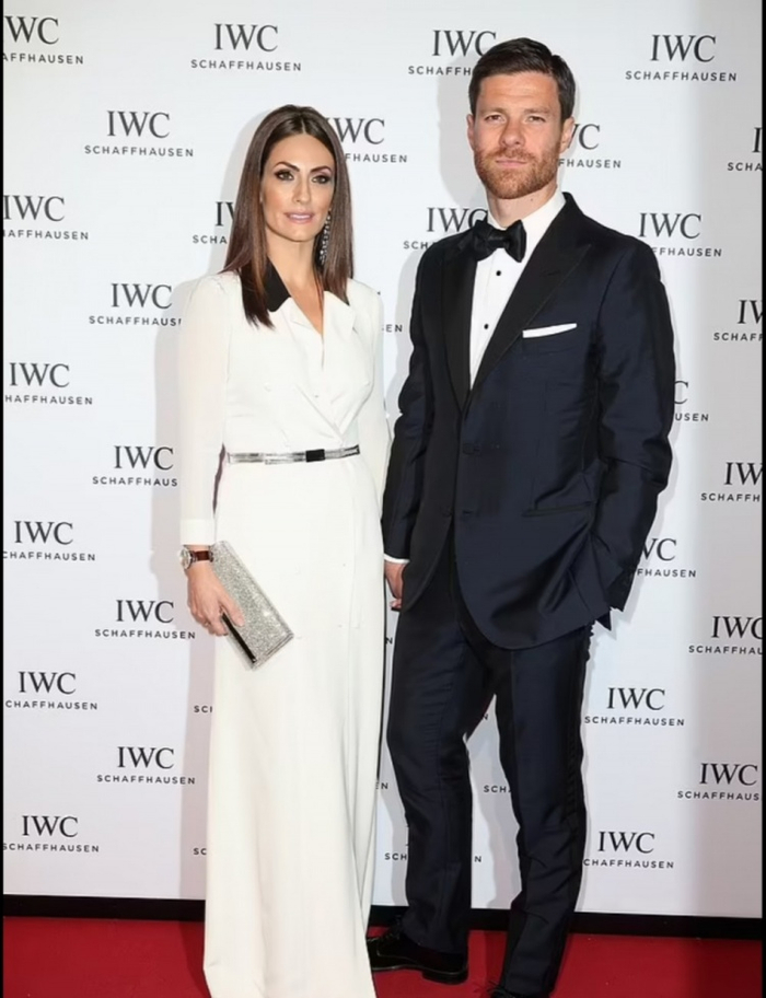 邮报介绍阿隆索妻子:少年时相恋至今,曾被克劳奇误以为艳遇对象