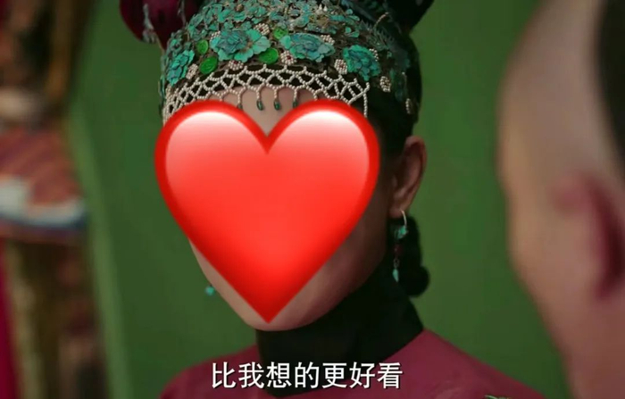 而且从风格搭配上解析,周迅是典型的水系美人,水汪汪的大眼睛,流畅的