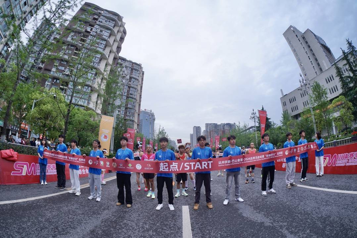 赛事设马拉松2000人,半程马拉松5000人,欢乐跑8000人,总赛事规模15000