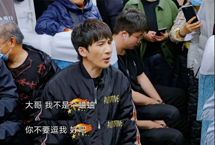 大张伟为了完成找陕西人说极挑口号的任务,不仅跟大爷直接唠上了嗑,一