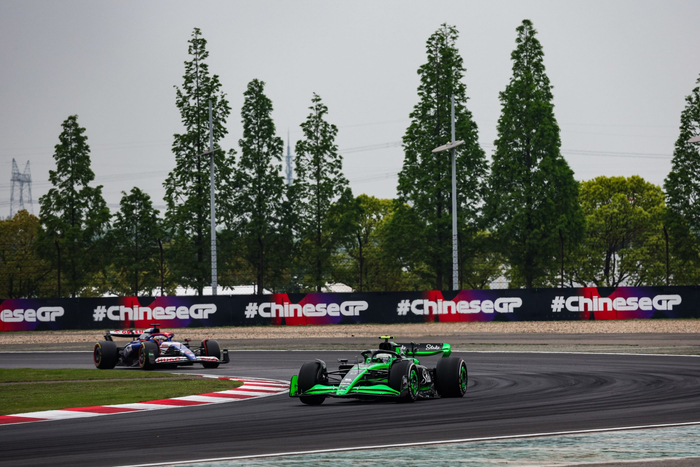 赛道上的周冠宇。