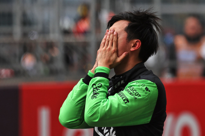 赛后，以第14名完赛的周冠宇激动落泪。