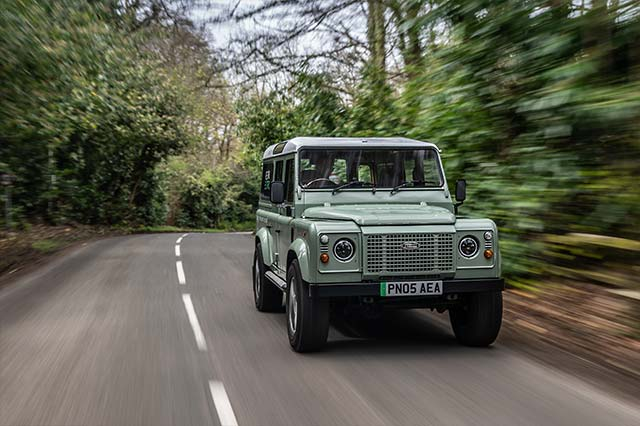 bedeo 推出配备轮毂电机的路虎卫士电动车改装版