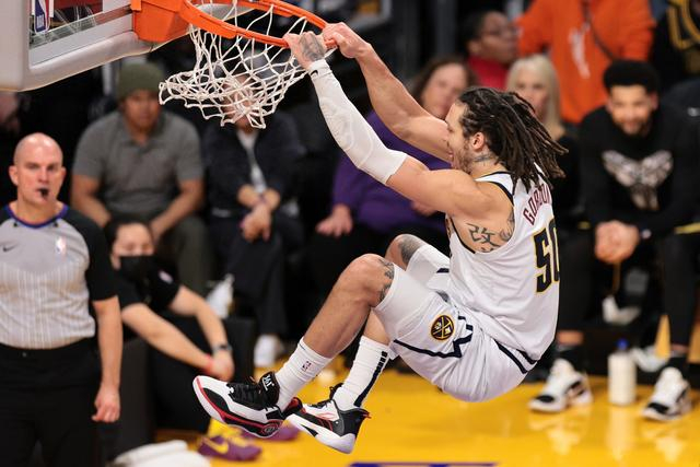 太生猛阿隆-戈登抢7前板=湖人全队 得12分11板7助&正负值 20